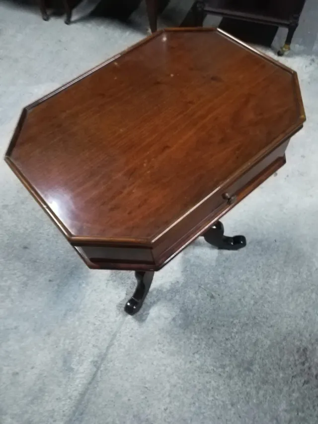 Antigua mesa octogonal de madera