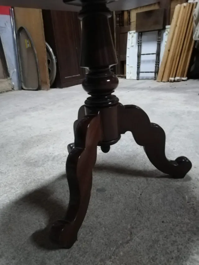 Antigua mesa octogonal de madera
