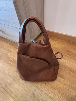 Mochila marrón de cuero sintético