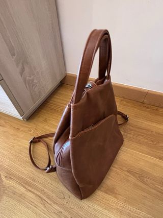 Mochila marrón de cuero sintético