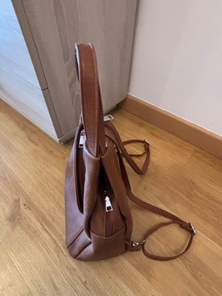 Mochila marrón de cuero sintético
