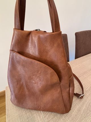 Mochila marrón de cuero sintético