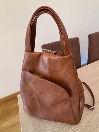 Mochila marrón de cuero sintético