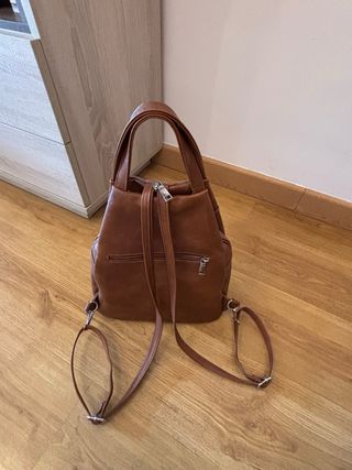 Mochila marrón de cuero sintético