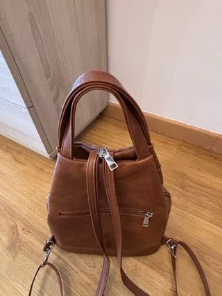 Mochila marrón de cuero sintético
