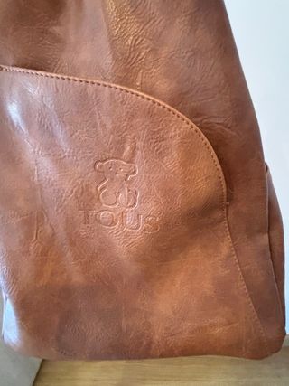 Mochila marrón de cuero sintético