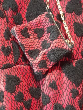 Vestido rojo y negro con corazones