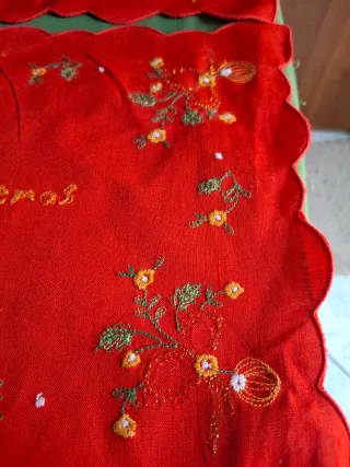 Runner natalizi rossi con ricami dorati