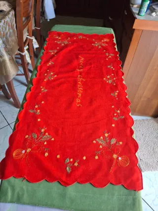 Runner natalizi rossi con ricami dorati