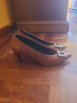 Zapatos de tacón Latouche marrones con detalle dor