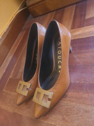 Zapatos de tacón Latouche marrones con detalle dor