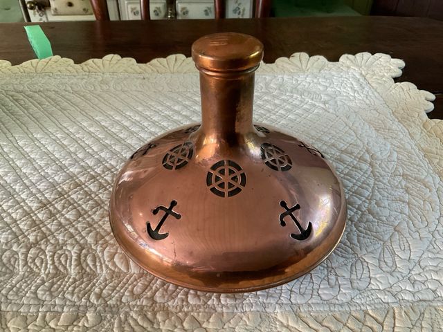 Bottiglia in rame con decorazioni nautiche