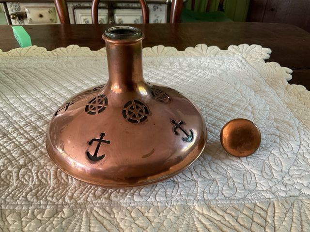 Bottiglia in rame con decorazioni nautiche