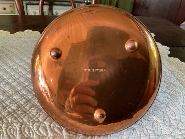 Bottiglia in rame con decorazioni nautiche