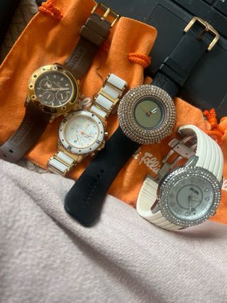 Lote 4 Relojes Folli Follie.
