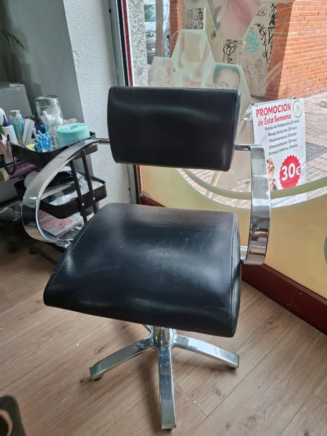 Poltrona da parrucchiere nera 60€ e 2x100