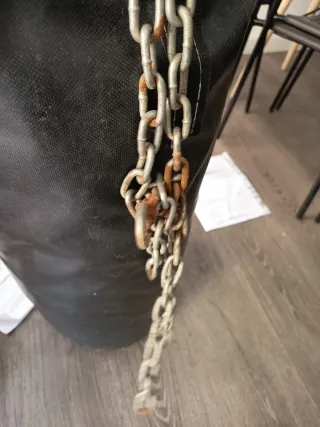 Saco de boxeo negro con cadena