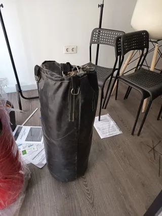 Saco de boxeo negro con cadena