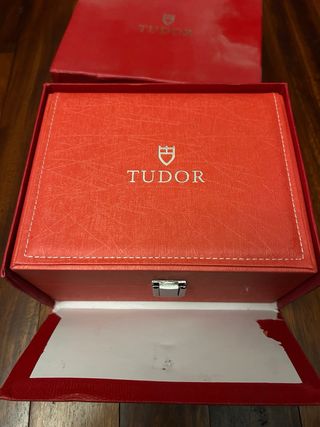 Caja de reloj Tudor roja