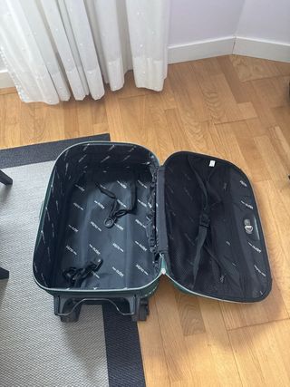 Maleta de viaje verde con 2 ruedas