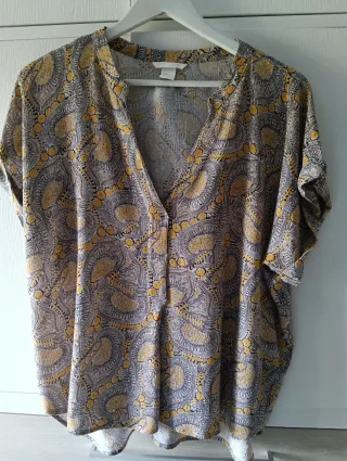 Blusa H&M señora estampado paisley en gris y ocre.
