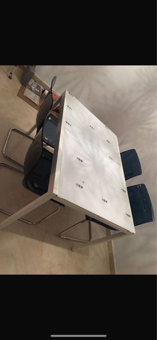 Mesa de comedor de cristal y aluminio blanca