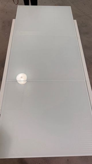 Mesa de comedor de cristal y aluminio blanca