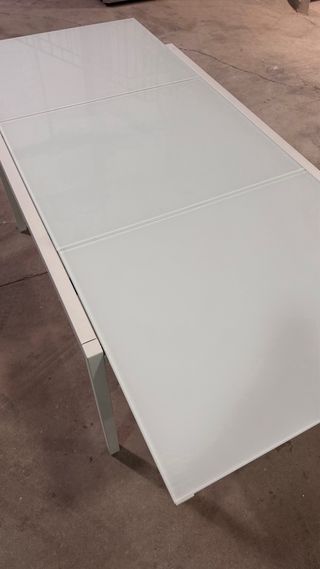 Mesa de comedor de cristal y aluminio blanca