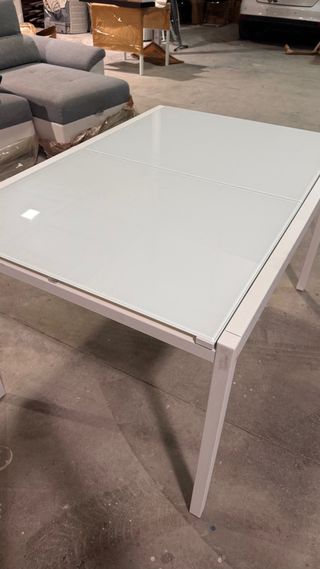 Mesa de comedor de cristal y aluminio blanca