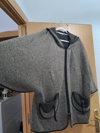 Chaqueta poncho con capucha y bolsillos