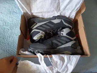 Botas Adidas Terrex Negras y Grises