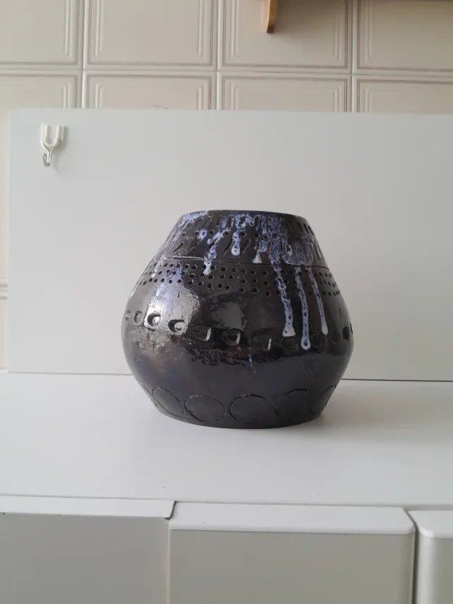 Jarrón artesano de cerámica negro