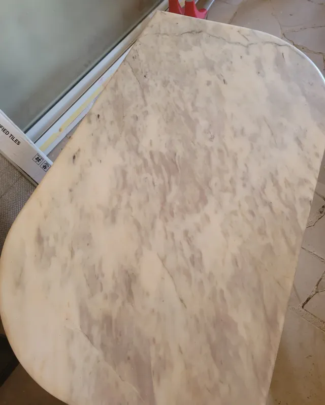 Mesa de mármol blanca y gris