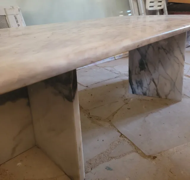 Mesa de mármol blanca y gris