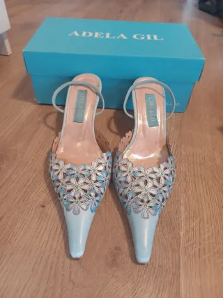 Zapatos Adela Gil Tacon Medio Flores Azul Blanco