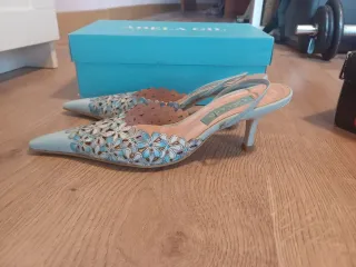 Zapatos Adela Gil Tacon Medio Flores Azul Blanco