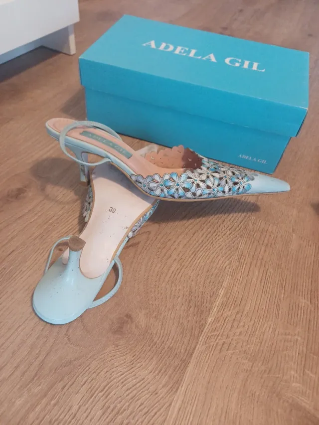 Zapatos Adela Gil Tacon Medio Flores Azul Blanco