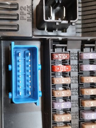 CAJA RELES / FUSIBLES CITROEN BERLINGO (6)
