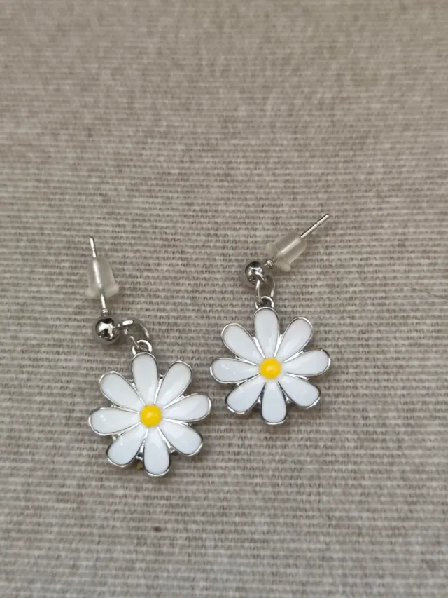 Pendientes margarita plata y blanco