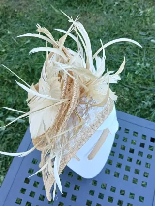 Tocado de fiesta diadema beige