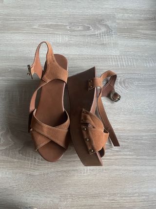 Sandalias de cuña marrones