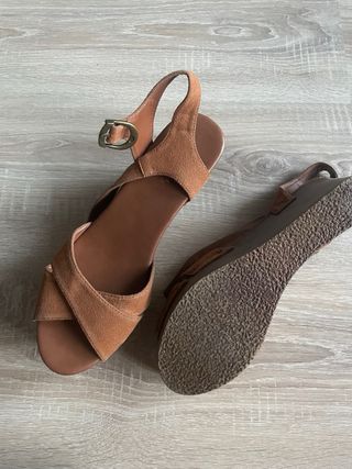 Sandalias de cuña marrones