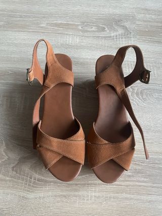Sandalias de cuña marrones