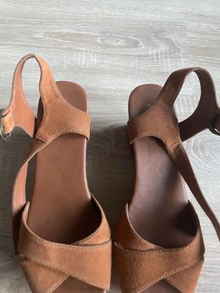 Sandalias de cuña marrones