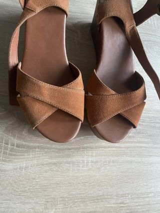 Sandalias de cuña marrones