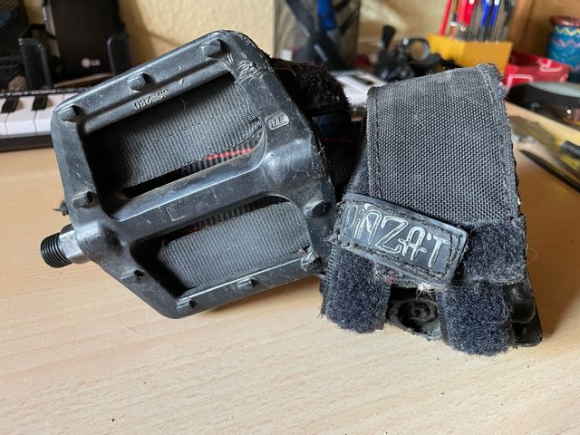 Pedales de plástico con correas Pinza't