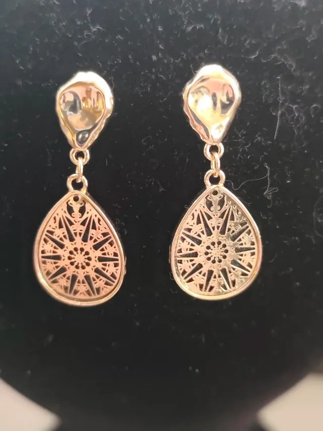 Pendientes dorados forma gota calados