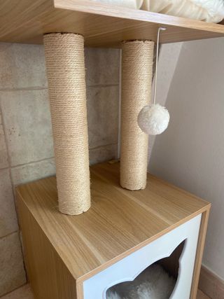 Torre para gatos con rascador y cama