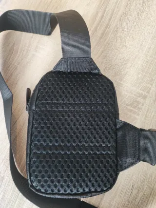 Bolsito riñonera de pecho negro