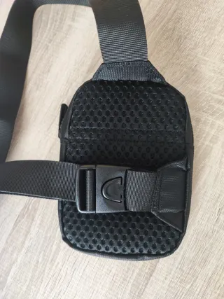 Bolsito riñonera de pecho negro